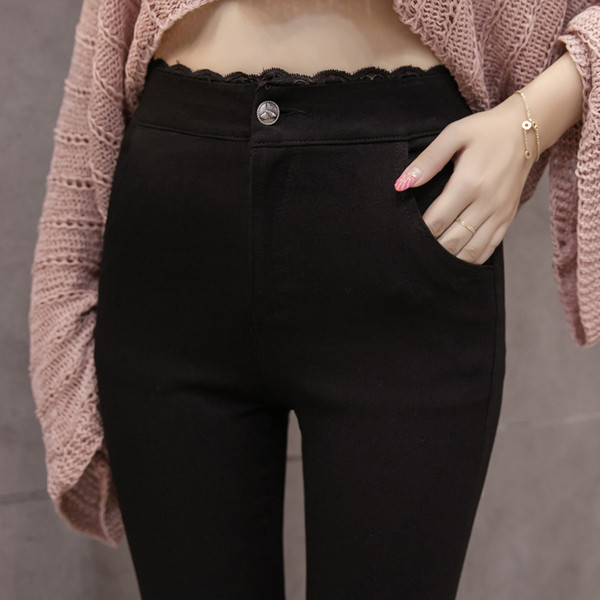 Вталени дамски черни панталони с дантелени елементи 