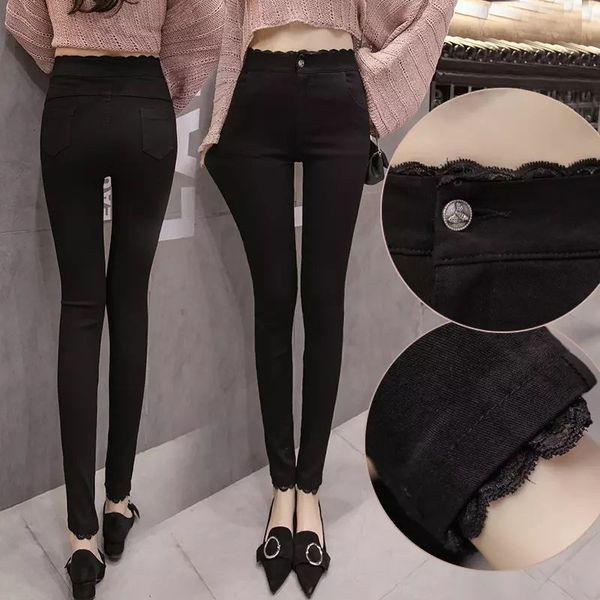 Вталени дамски черни панталони с дантелени елементи 