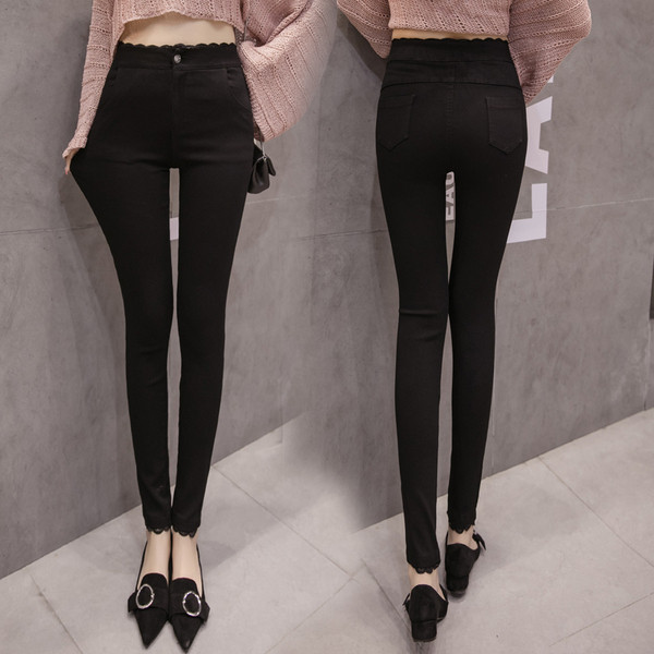 Вталени дамски черни панталони с дантелени елементи 