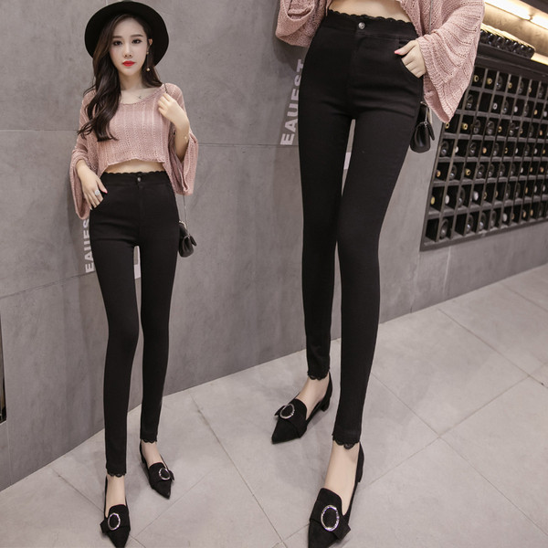 Вталени дамски черни панталони с дантелени елементи 