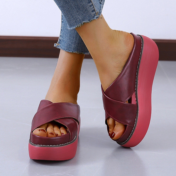 Актуални дамски чехли от еко кожа с платформа 