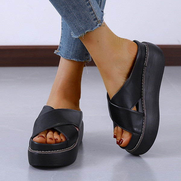 Актуални дамски чехли от еко кожа с платформа 