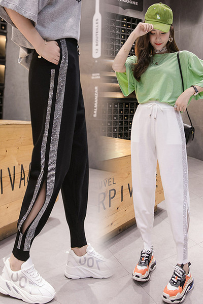 Модерни дамски панталони с изрязани части и камъни 