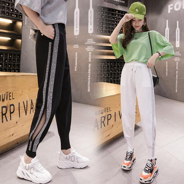 Модерни дамски панталони с изрязани части и камъни 