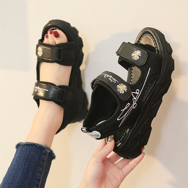 Ежедневни дамски сандали с груба подметка, бродерия и лепенки