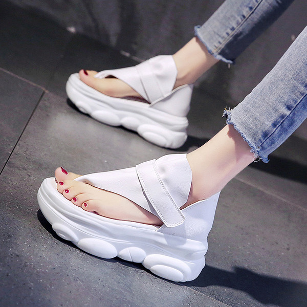 Актуални дамски сандали през пръста с груба подметка