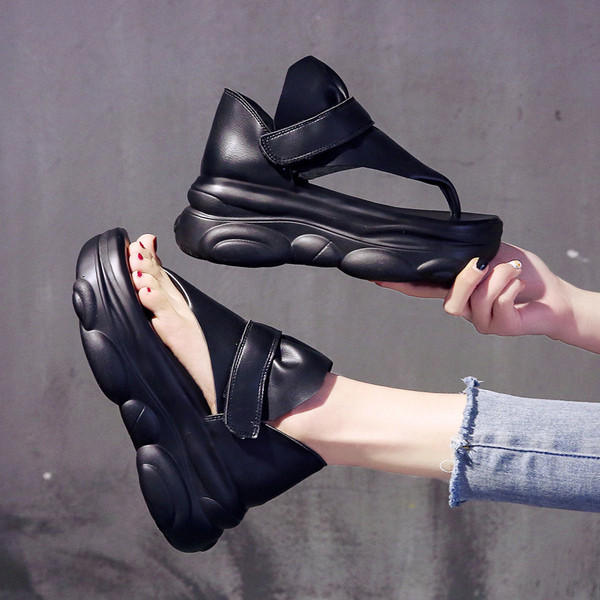 Актуални дамски сандали през пръста с груба подметка