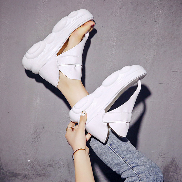 Актуални дамски сандали през пръста с груба подметка