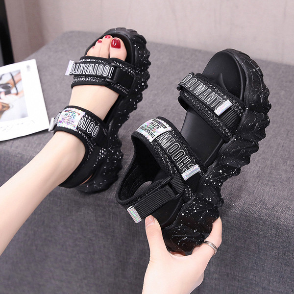 Ženske ležerne sandale s grubim potplatom i natpisima