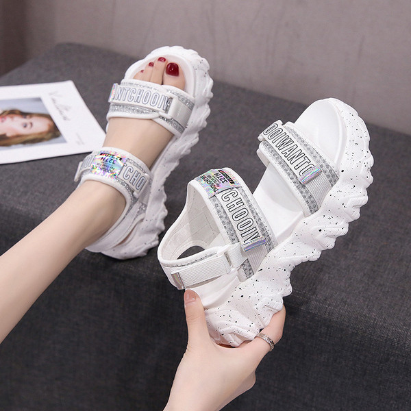 Ženske ležerne sandale s grubim potplatom i natpisima