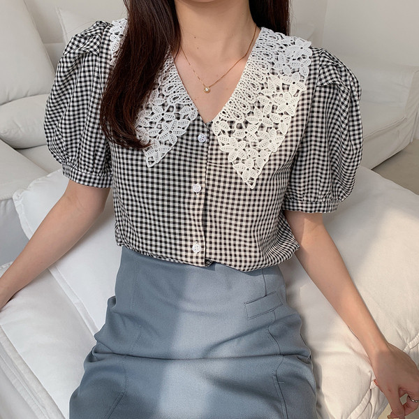 Karirana ženska košulja s čipkom i puf rukavima