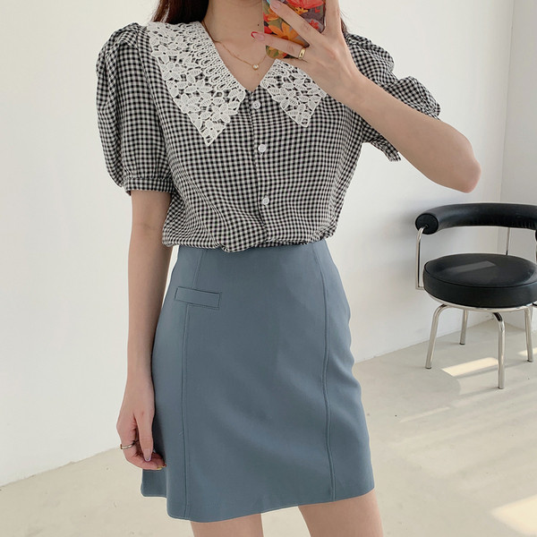 Karirana ženska košulja s čipkom i puf rukavima