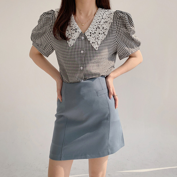 Karirana ženska košulja s čipkom i puf rukavima