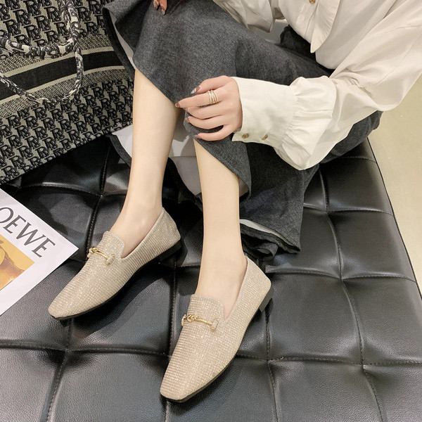 Ležerne ženske cipele s ravnim potplatom i sjajnim efektom