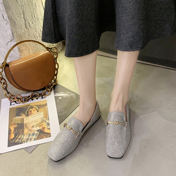 Ležerne ženske cipele s ravnim potplatom i sjajnim efektom