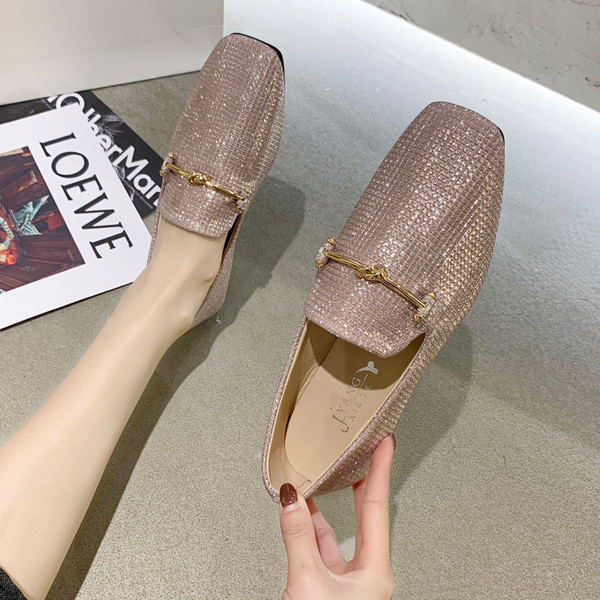 Ležerne ženske cipele s ravnim potplatom i sjajnim efektom