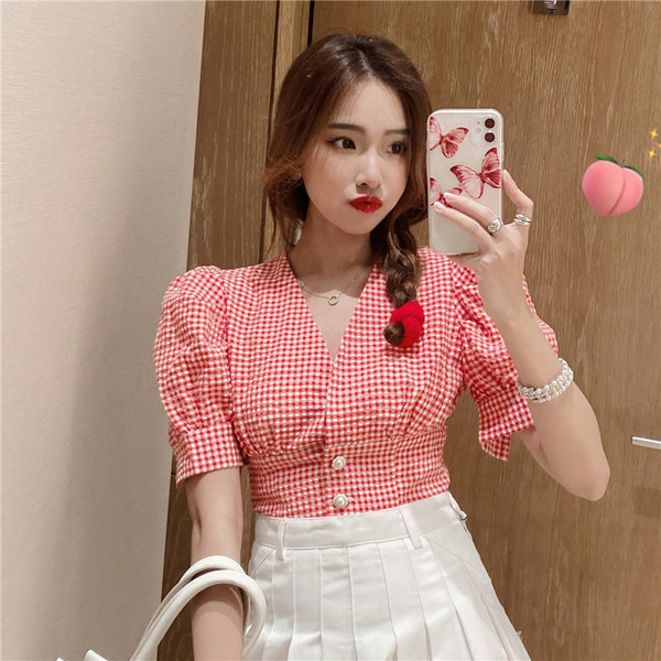 Karirana ženska košulja s puf rukavima i špic izrezom