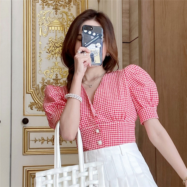 Karirana ženska košulja s puf rukavima i špic izrezom