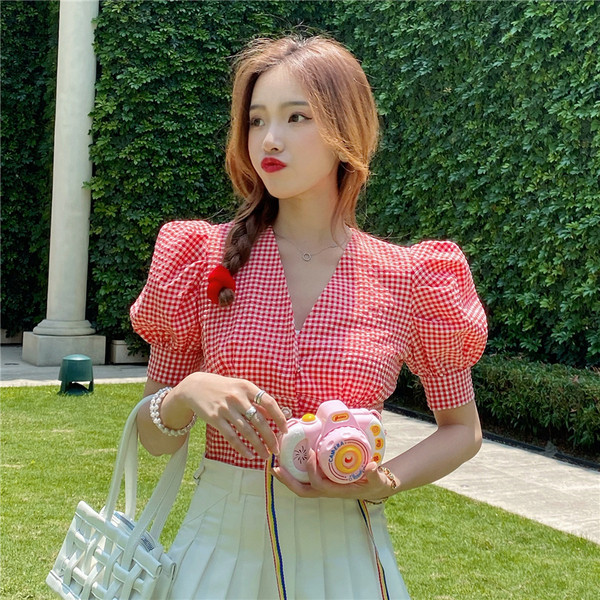 Karirana ženska košulja s puf rukavima i špic izrezom