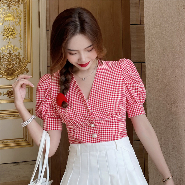 Karirana ženska košulja s puf rukavima i špic izrezom