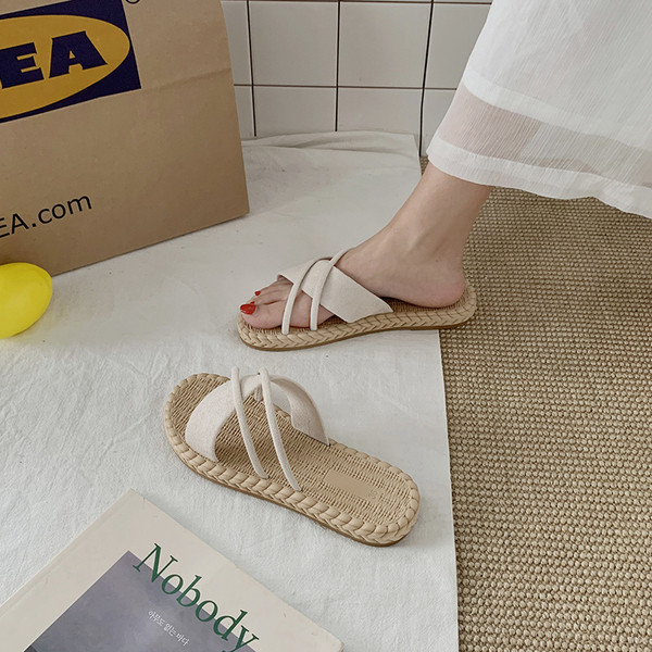 Ženske ležerne papuče s ravnim potplatom i križnim remenčićima