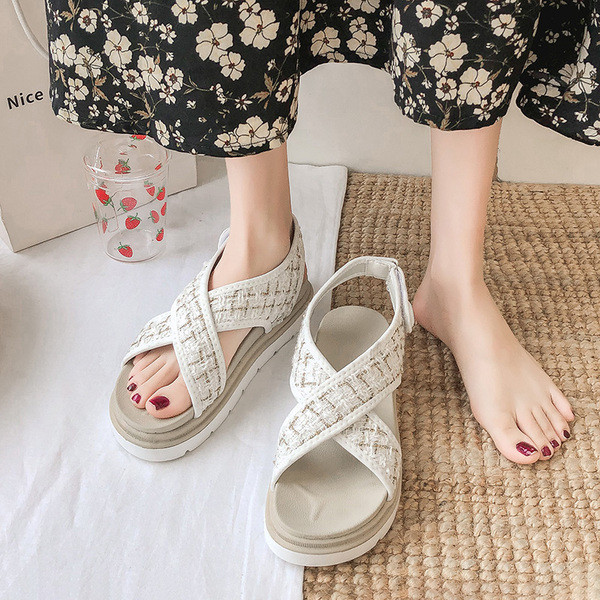 Moderne ženske sandale s visokim đonom i križnim remenčićima