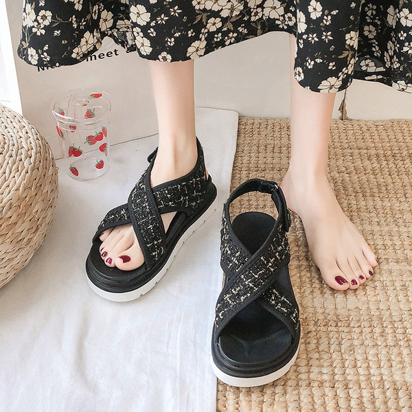 Moderne ženske sandale s visokim đonom i križnim remenčićima