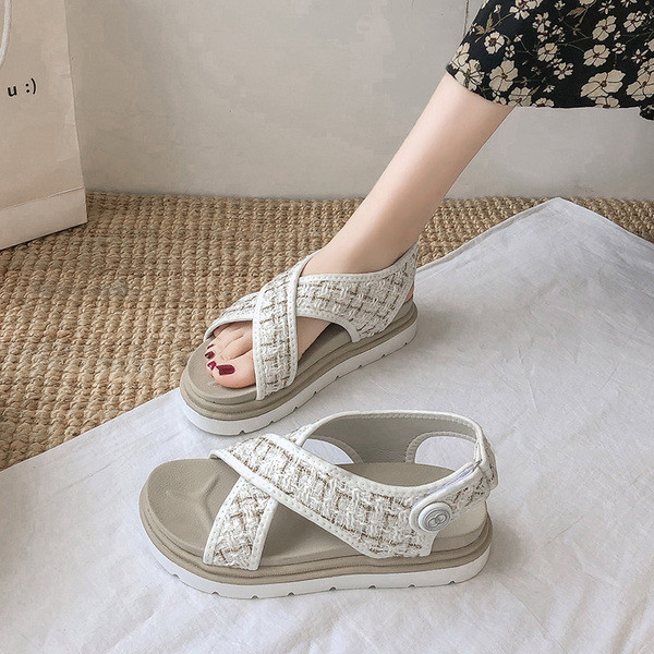 Moderne ženske sandale s visokim đonom i križnim remenčićima