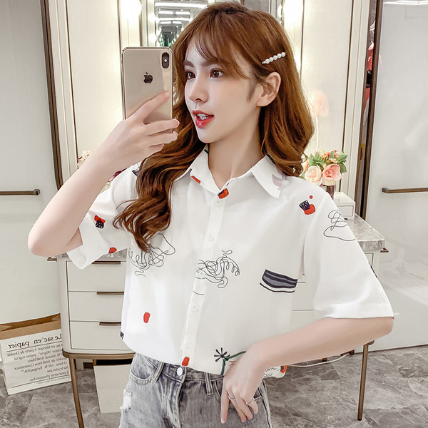 Ležerna ženska košulja s klasičnim ovratnikom i aplikacijom