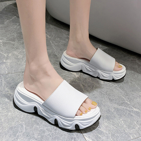 Ležerne bijele papuče s grubim potplatom