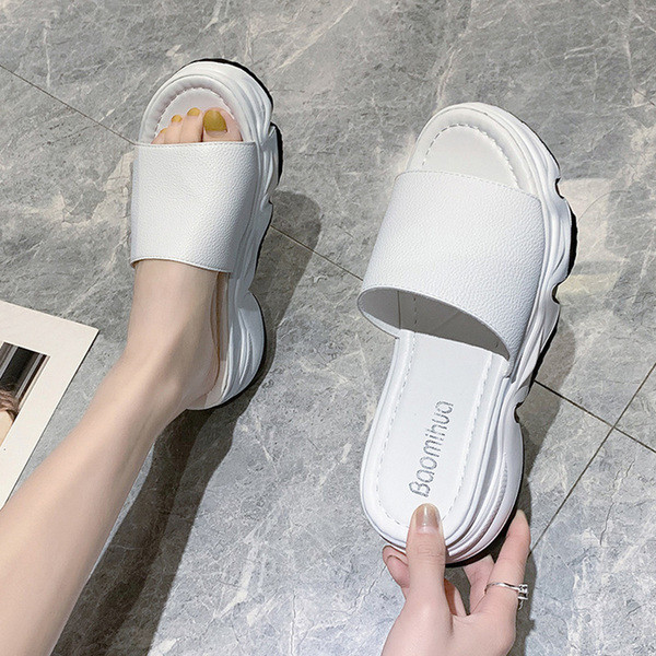 Ležerne bijele papuče s grubim potplatom