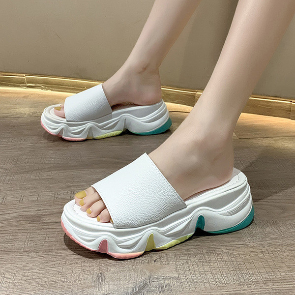 Ležerne bijele papuče s grubim potplatom