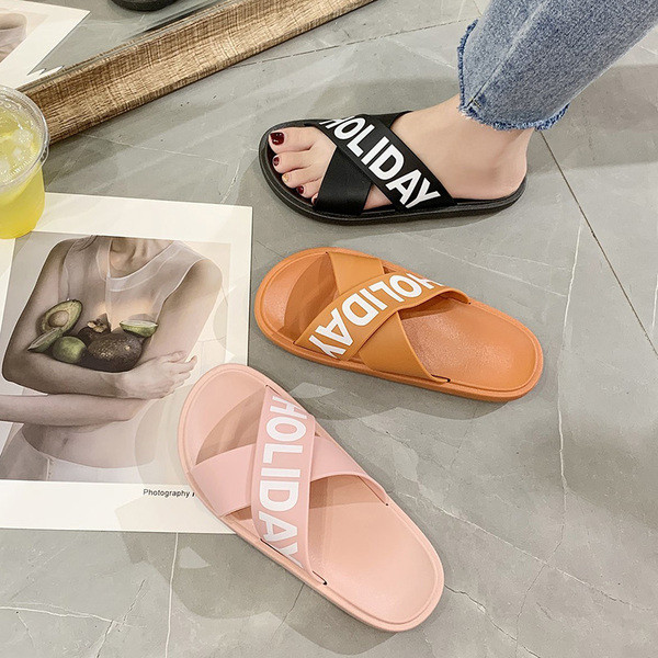 Gumene ženske papuče s ravnim potplatom, križnim remenčićima i natpisom