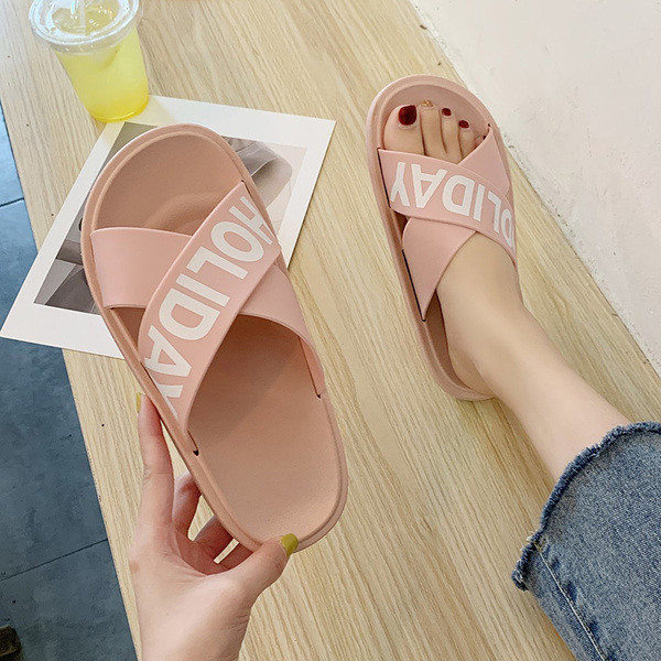 Gumene ženske papuče s ravnim potplatom, križnim remenčićima i natpisom