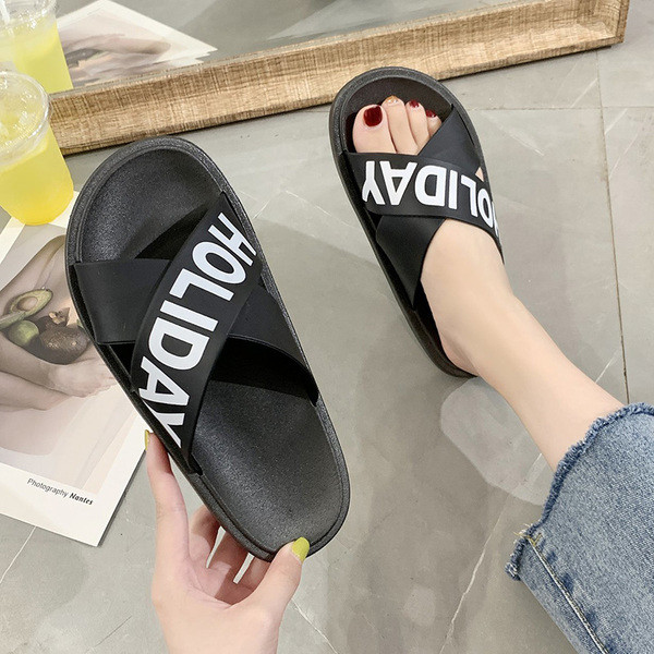 Gumene ženske papuče s ravnim potplatom, križnim remenčićima i natpisom