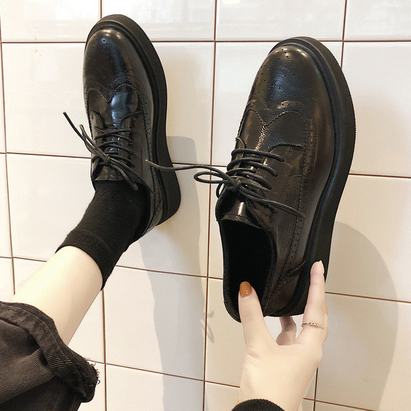 Moderni ženski model kožnih cipela na špic