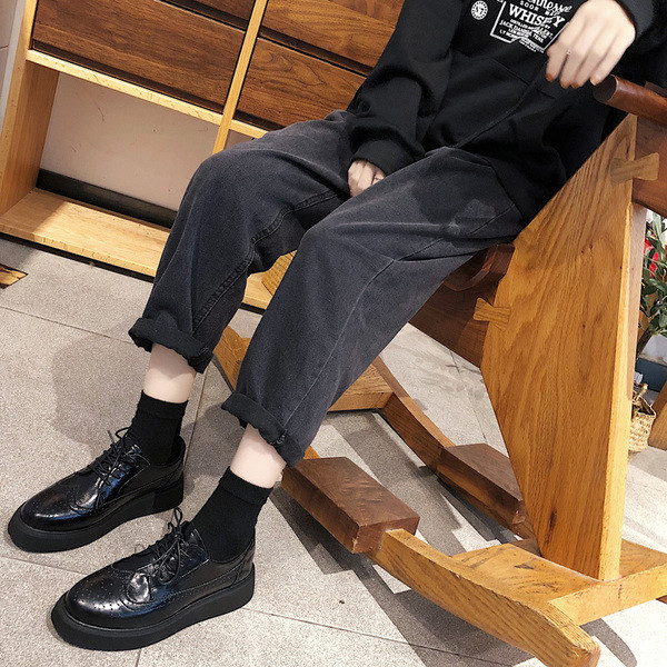 Moderni ženski model kožnih cipela na špic