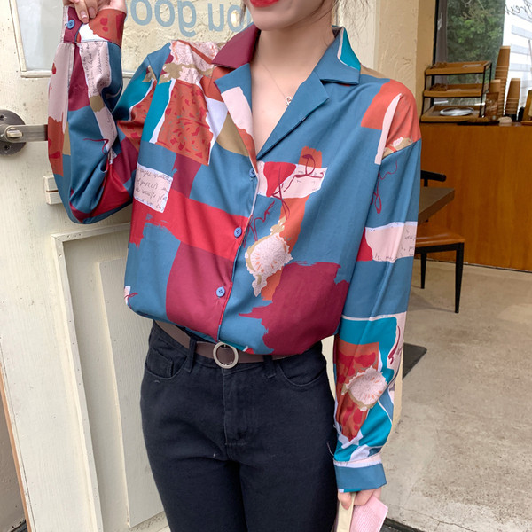 Színes női ing hosszú ujjal és klasszikus gallérral