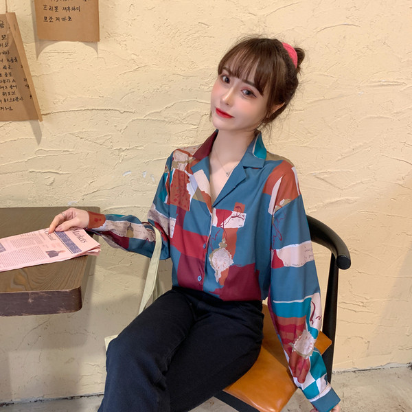 Színes női ing hosszú ujjal és klasszikus gallérral