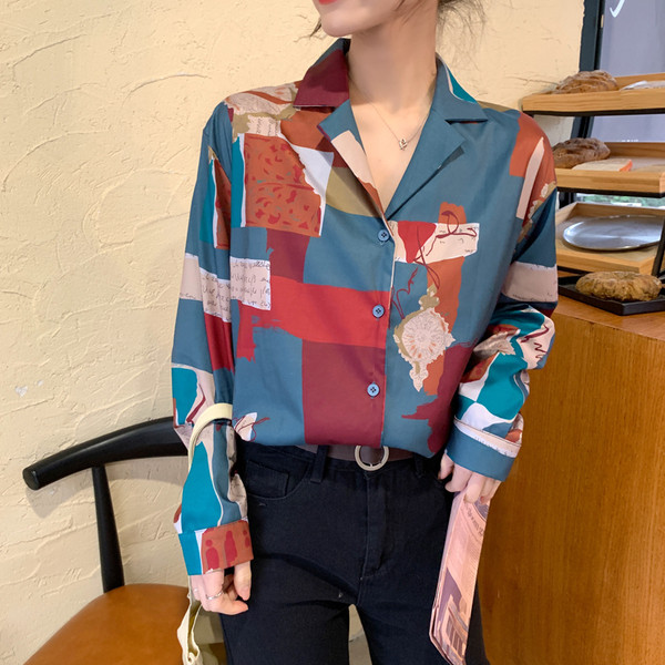 Színes női ing hosszú ujjal és klasszikus gallérral