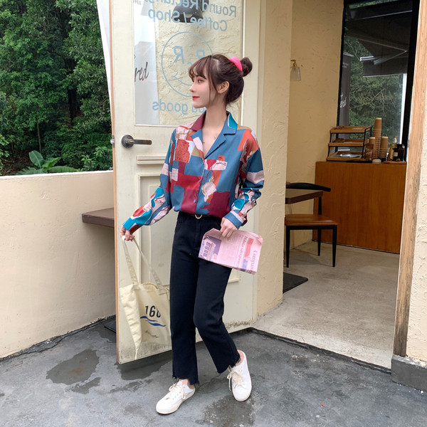 Színes női ing hosszú ujjal és klasszikus gallérral