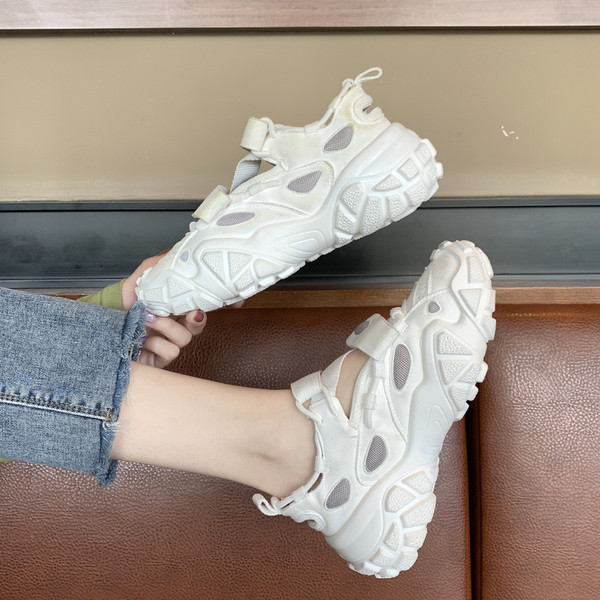 Női tornacipő durva talppal, tépőzárral