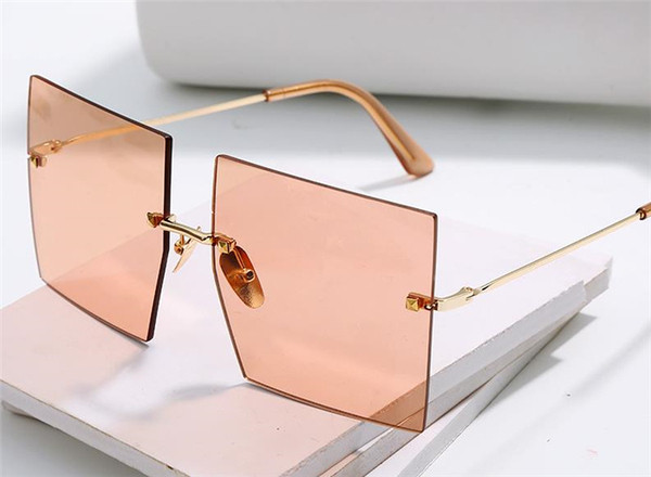 Négyzet alakú női szemüveg, vékony kerettel