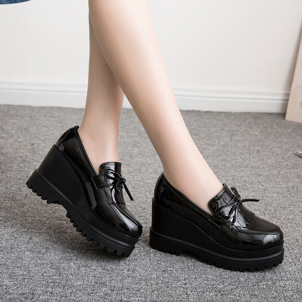 Stílusos női alkalmi cipő magas talppal