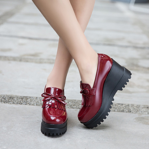 Stílusos női alkalmi cipő magas talppal