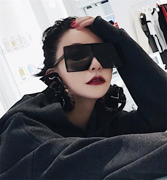 Moderne ženske sunčane naočale kvadratnog oblika