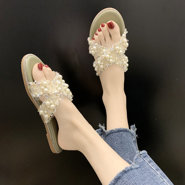 Modern női papucs lapos talppal, keresztpántokkal és gyöngyökkel