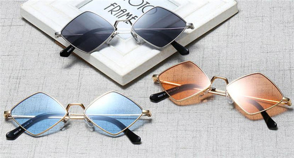 Ženske moderne naočale s tankim okvirima