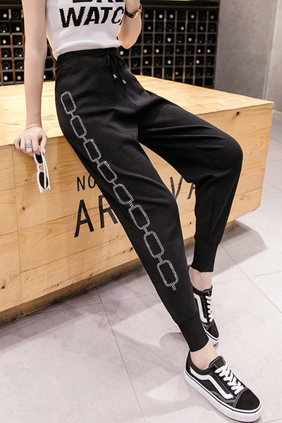 Fekete női nadrág magas derékkal és kövekkel