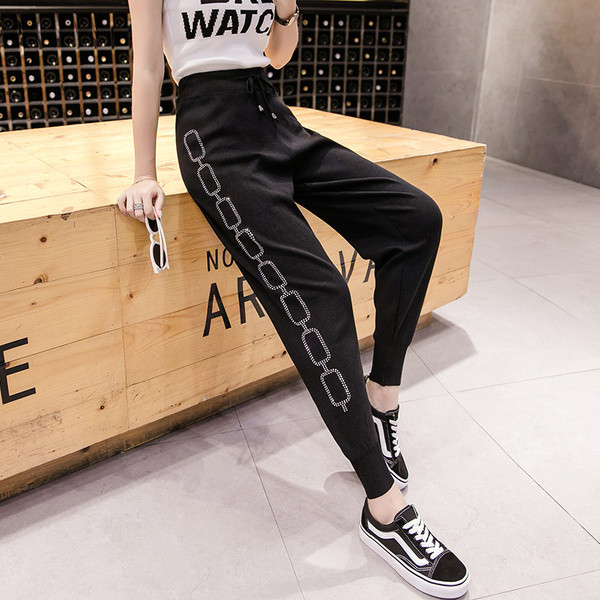 Fekete női nadrág magas derékkal és kövekkel